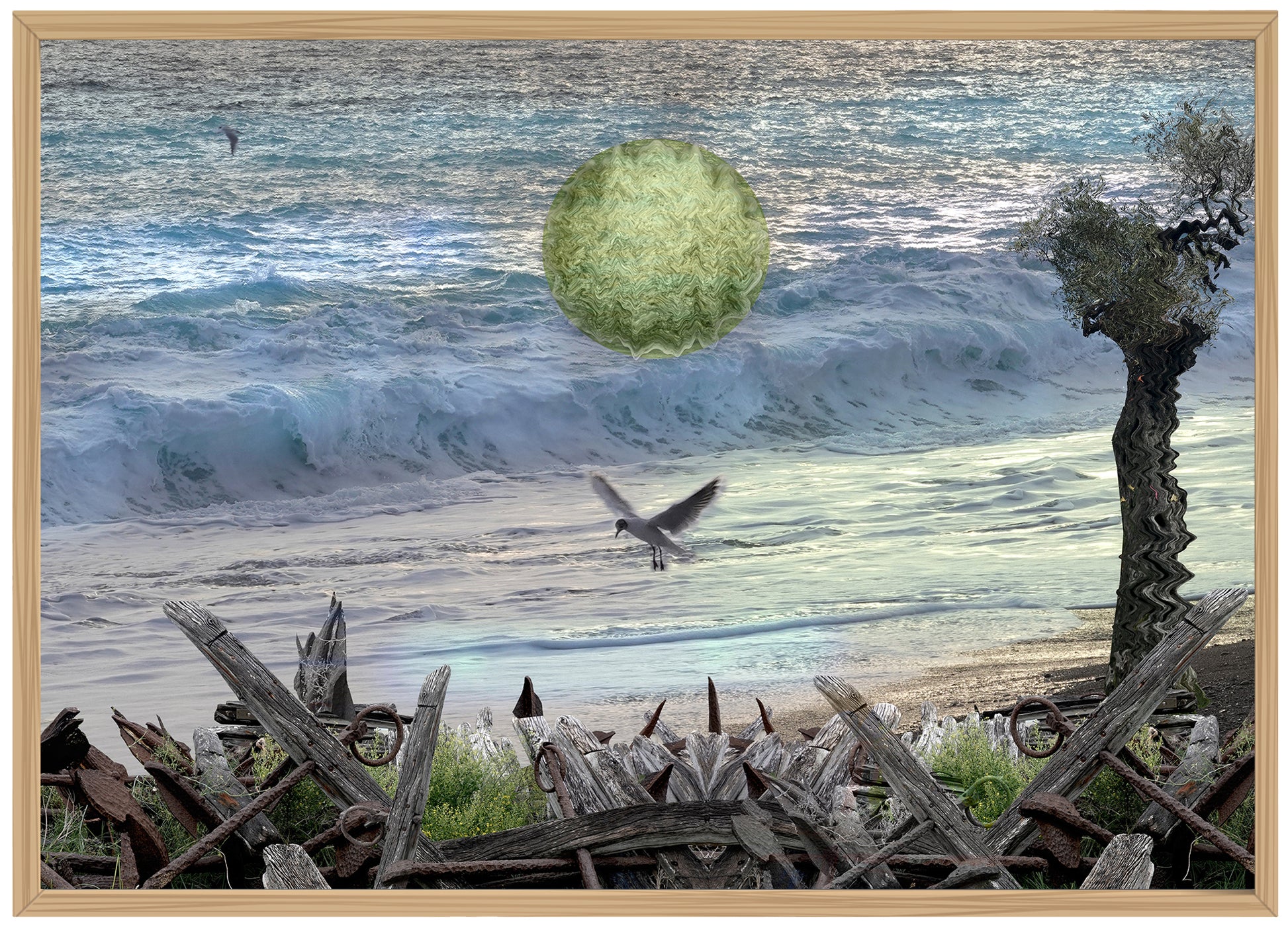 Opera fotografica di Norma Picciotto / Fine art photo by Norma Picciotto – gabbiano in volo precario davanti a onde e relitti con globo sospeso / seagull in fragile flight facing waves and debris with floating globe.