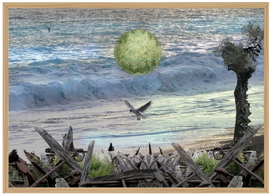 Opera fotografica di Norma Picciotto / Fine art photo by Norma Picciotto – gabbiano in volo precario davanti a onde e relitti con globo sospeso / seagull in fragile flight facing waves and debris with floating globe.