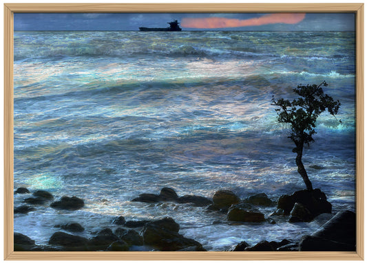 Opera fotografica di Norma Picciotto / Fine art photo by Norma Picciotto – albero solitario su scogli e nave in tempesta con scia rosa all’orizzonte / lonely tree and ship in stormy sea with pink trail in the sky.